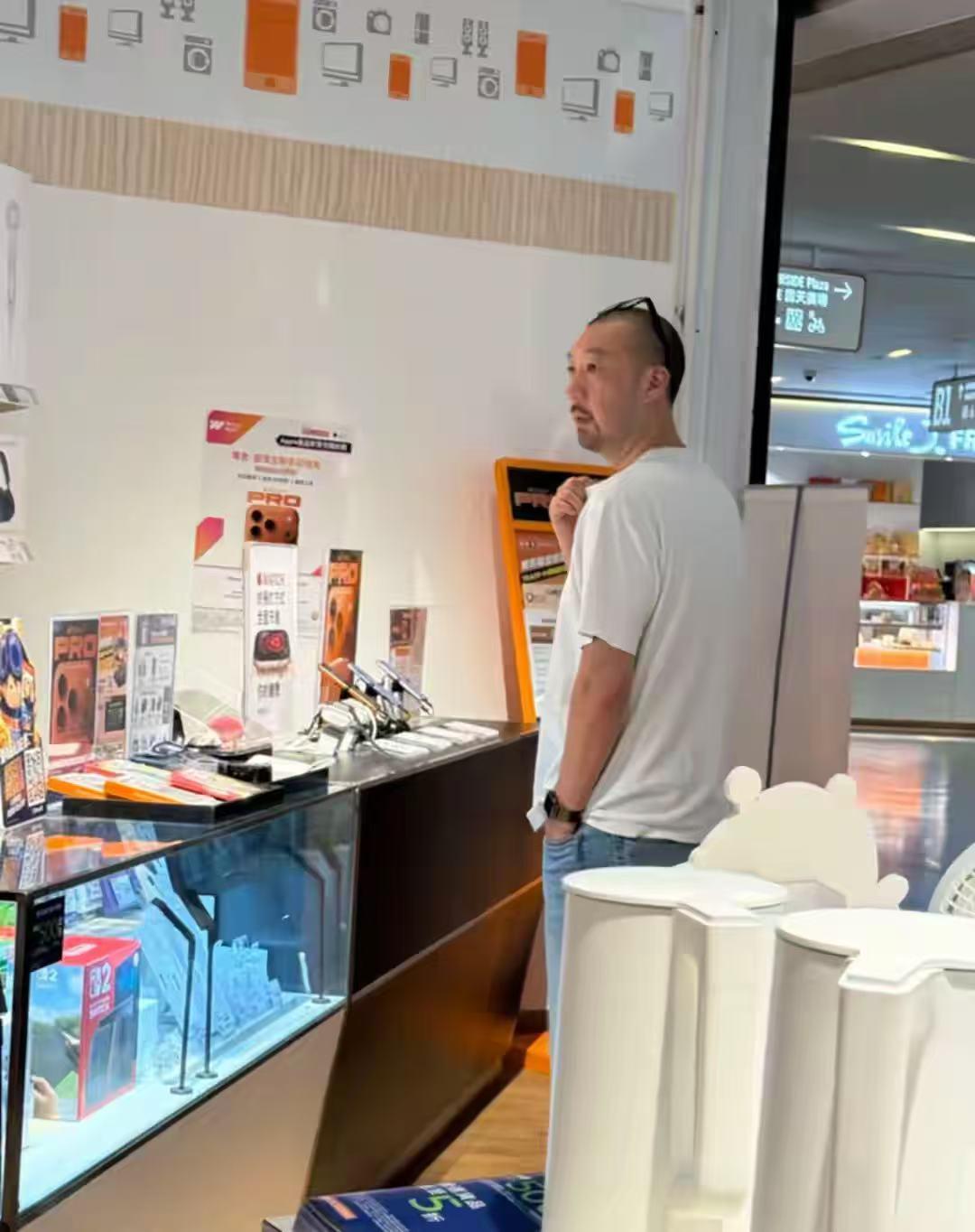 陈慧琳老公近照曝光！有网友在香港某商场偶遇陈慧琳的老公，没想到51岁的刘建浩居