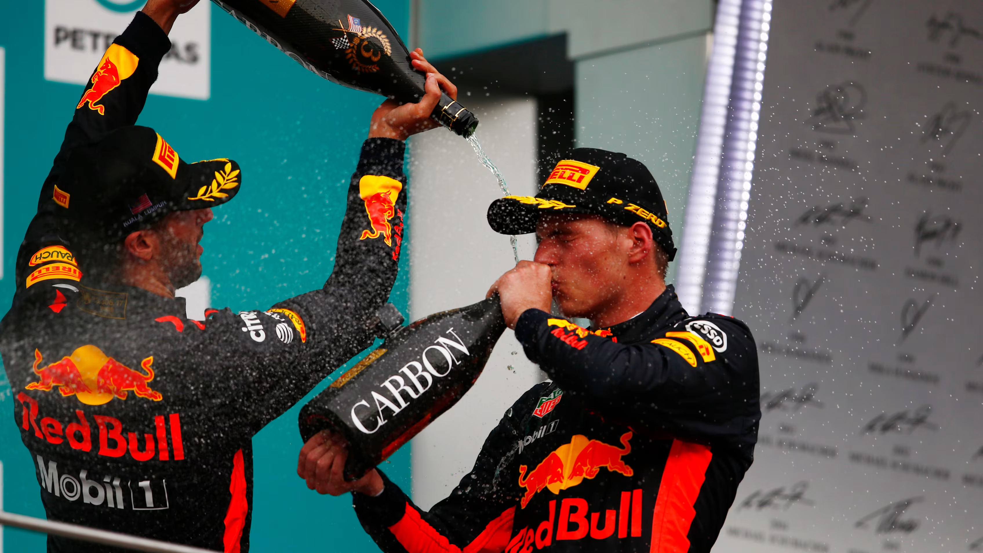 F1冷数据F1上一次在雪邦举办比赛时，现役22位车手有10位参加过按照那场正赛