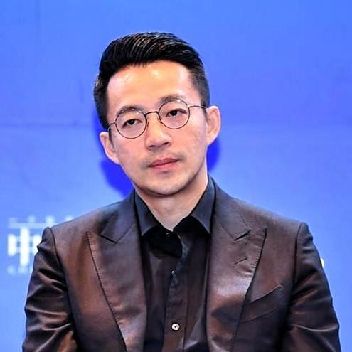 校服一换，孩子也换了地方汪小菲不是秀了娃嘛，大家一看，校服变了，怎么回事，台媒