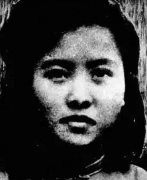 1949年，解放前夕，地下党员朱英如被特务押往审讯地点，所有人都以为她必死无疑，