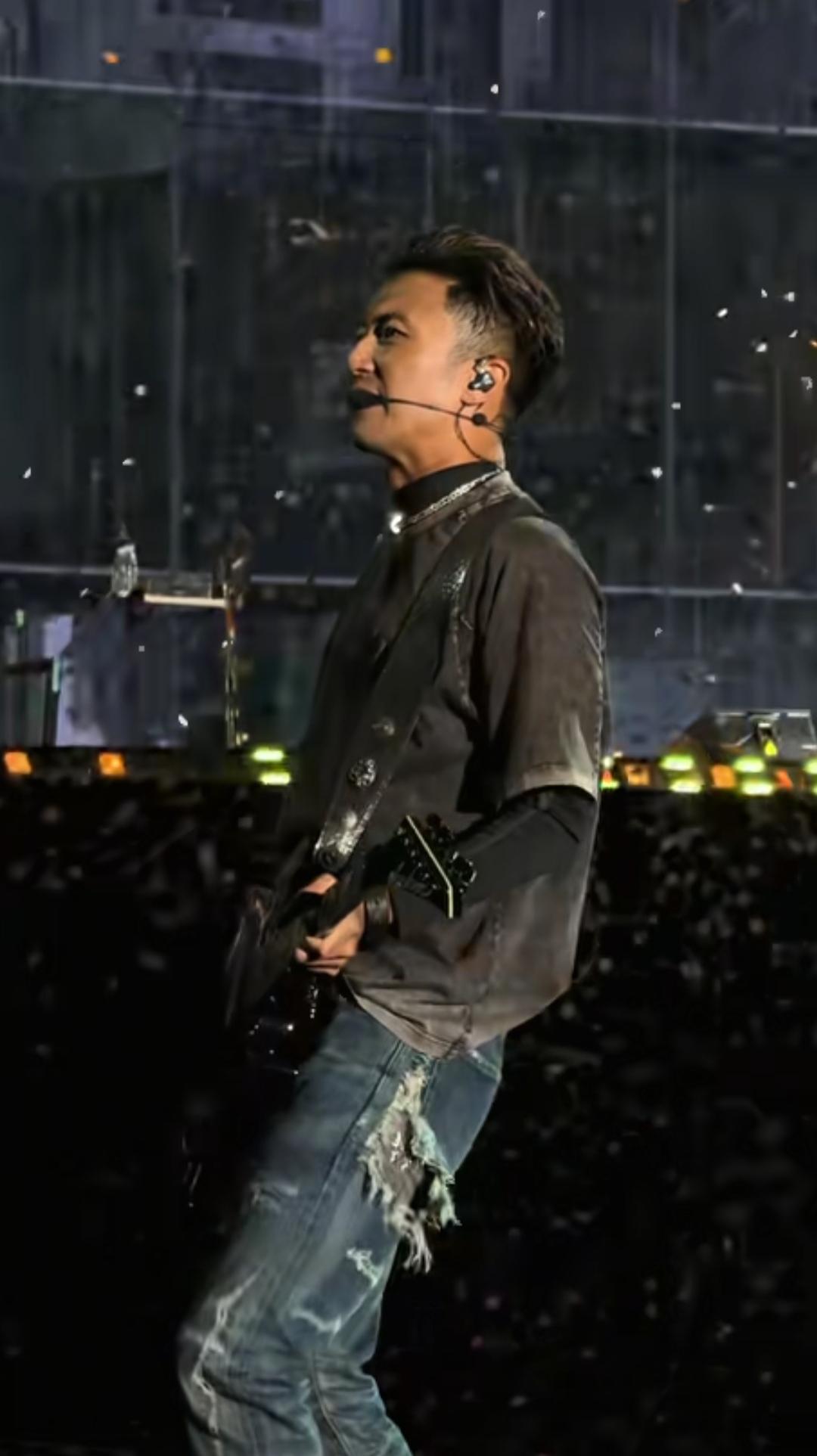 谢霆锋在武汉开演唱会，在舞台上他又唱又跳，结果网友发现，他的牛仔裤的屁股后