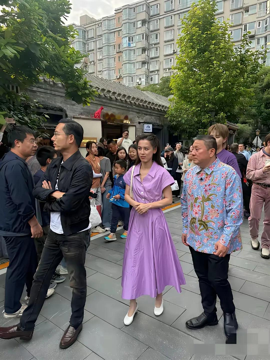 网友偶遇了两位大明星，岁月真的是一把刀，如今，这位老兄胖成这样，真是感叹岁月无情