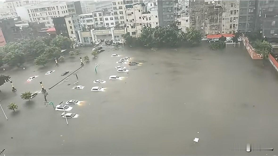 躲得了初一躲不了十五台风麦德姆登陆的徐闻现状，狂风暴雨交加，下了一天的暴雨