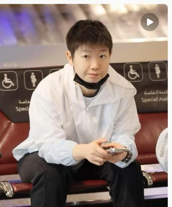 落地多哈，发现4个不变莎莎还是那样，跟着楚钦混双走！王楚钦的5米定律又生效了