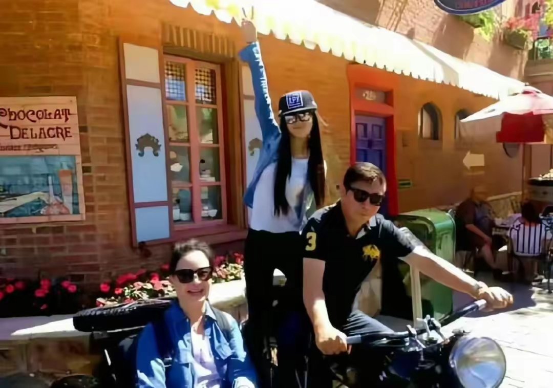 杨颖和她的爸爸👨🏻妈妈👩🏻一直感觉杨颖的颜值非常高，看来是真正地遗传了父