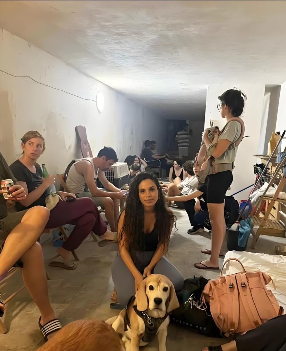 以色列大部分防空洞还是像下面图片这样，并不是一应俱全的安全屋，只不是临时的避难所