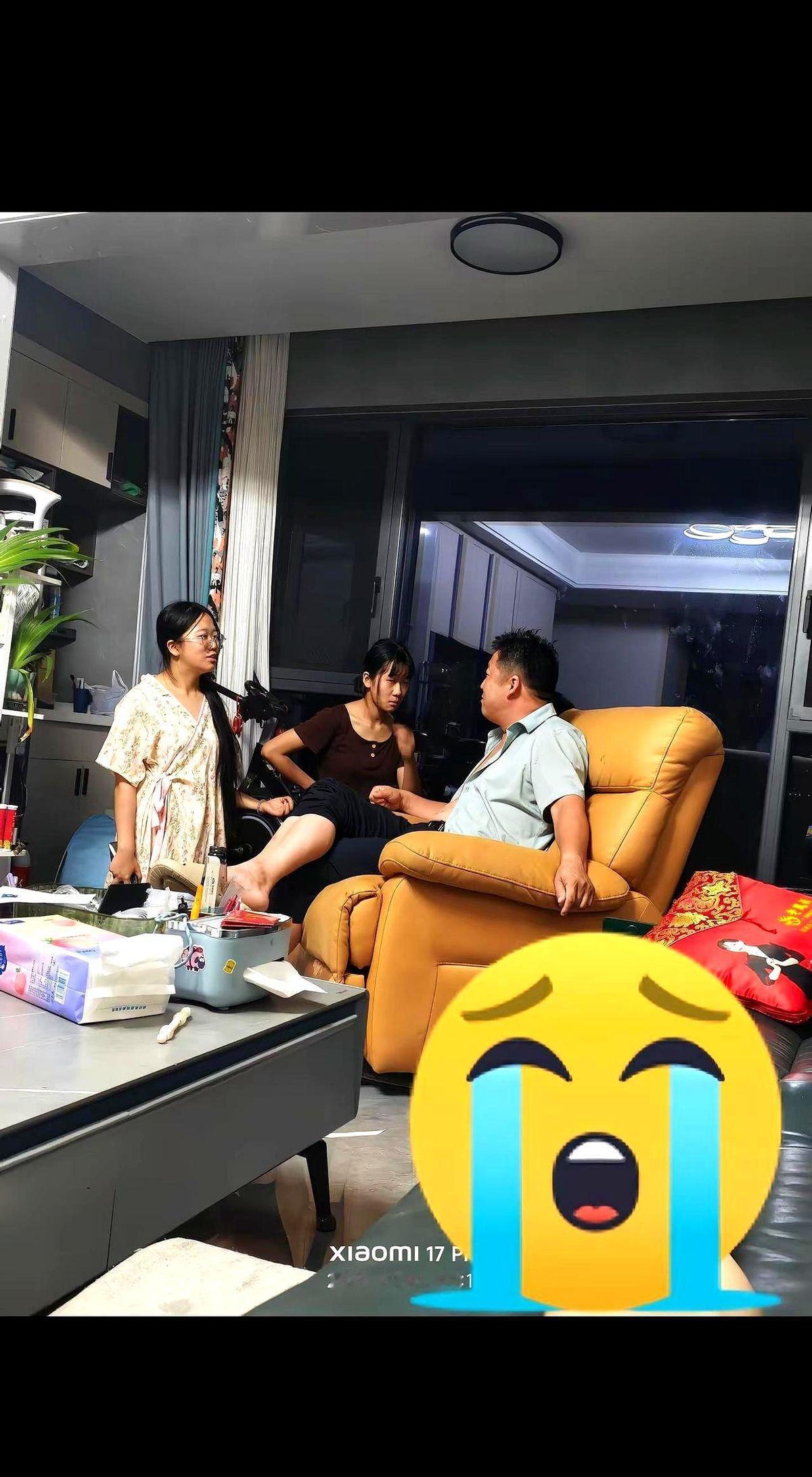 中考成绩单发下来那天，家里静得可怕。分数离公办线，就差那么一截。父亲捏着那张纸