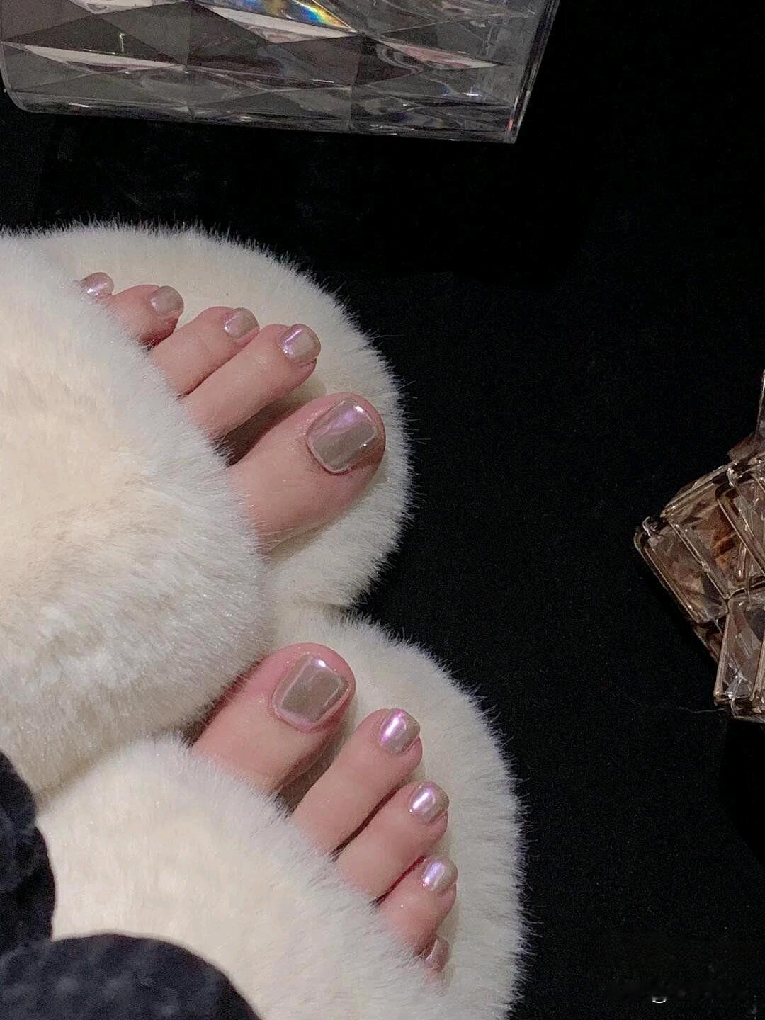 女朋友特别喜欢美甲，尤其是是脚趾甲经常做各种颜色的美甲。昨天她又换了个银色的美