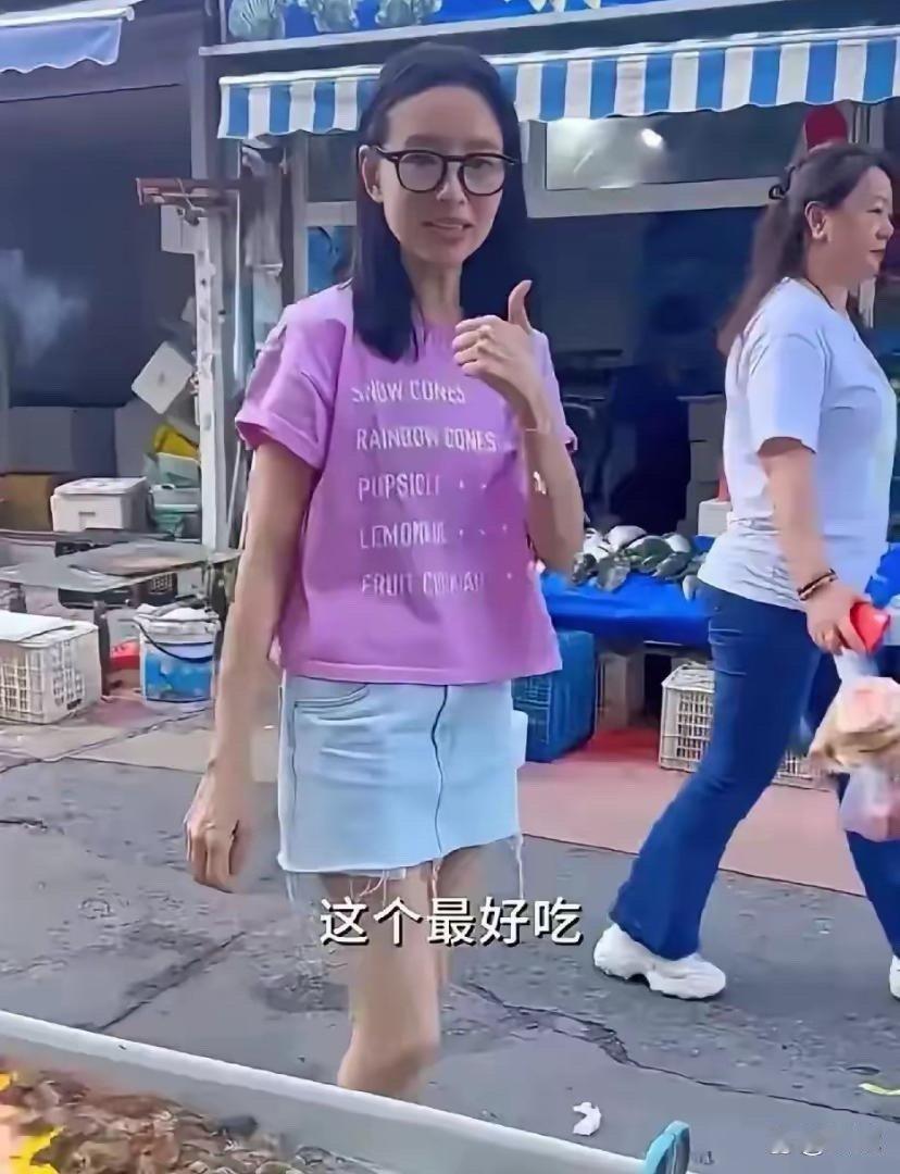 董洁菜市场被偶遇，穿得朴素，瘦成纸片人，腿也细。​​​