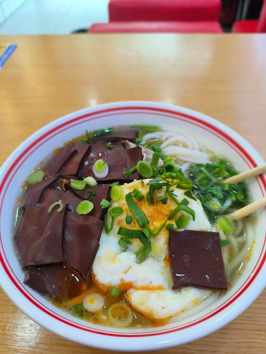 新开没多久，感觉他家现在的味道比陆家的总店好吃，上次去陆家吃总店那个汤太淡了，但