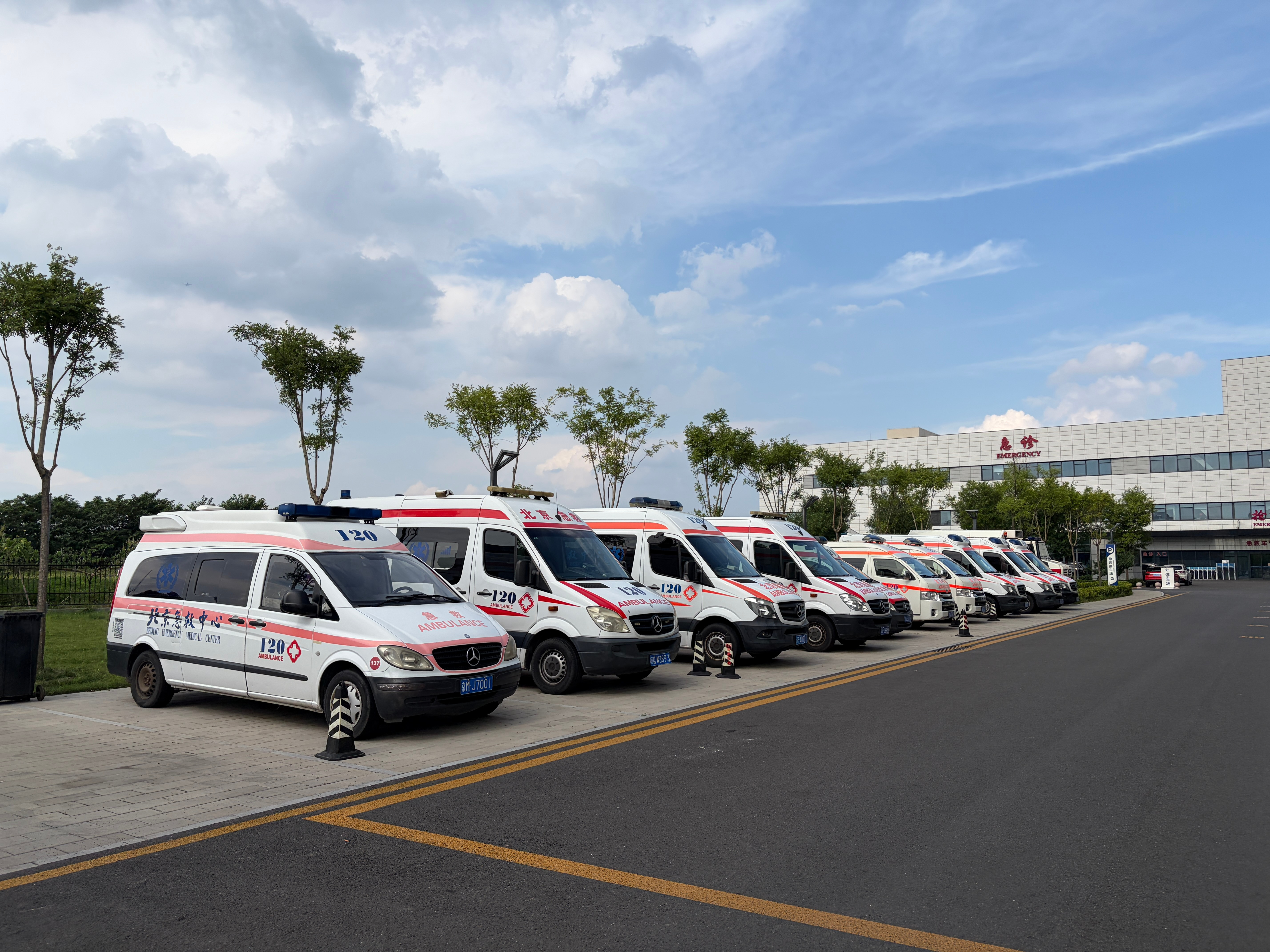 安贞医院这排救护车可太气派了尤其这台乌尼莫克U4000顶级救援能力的救护车配的米