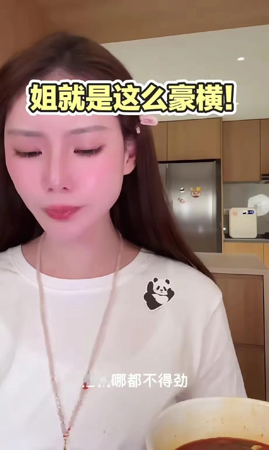 筱梅真飒！筱梅直播时，遇到黑粉蹦跶，乐乐还在认真地跟黑粉解释，筱梅却是直接