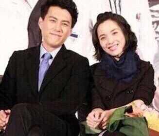 靳东儿子上幼儿园一直哭闹找妈妈, 他的妻子竟这样处理