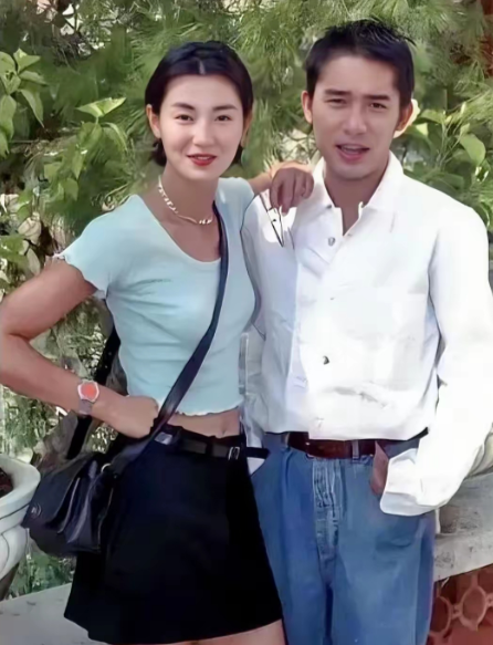 1995年威尼斯那张张曼玉和梁朝伟的合影，真是绝了！张曼玉31岁，又美又时尚，天