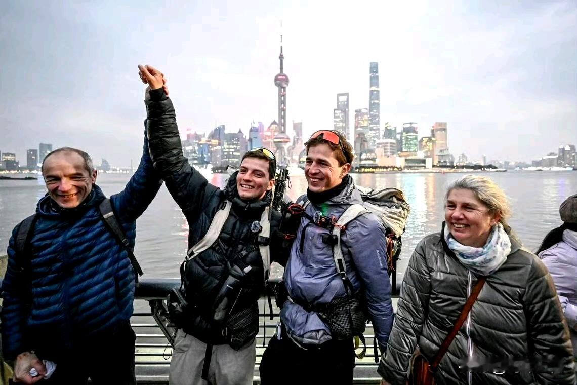 两名法国探险家星期六（2月7日）抵达上海，结束了他们从家乡出发的史诗级徒步之旅。