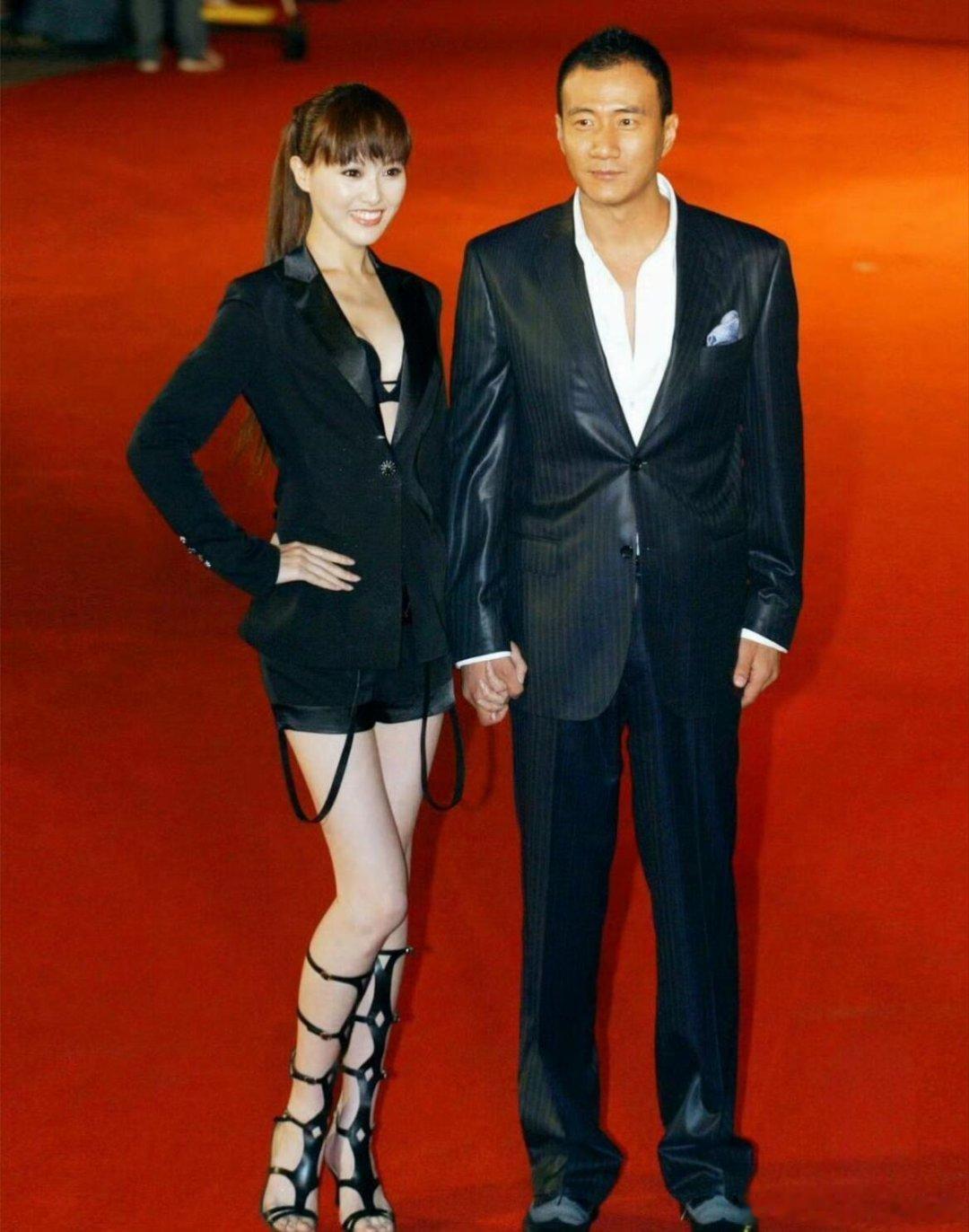 2007年上海国际电影节红毯，24岁的唐嫣与胡军携手亮相。窝🍬造型居然有这么大