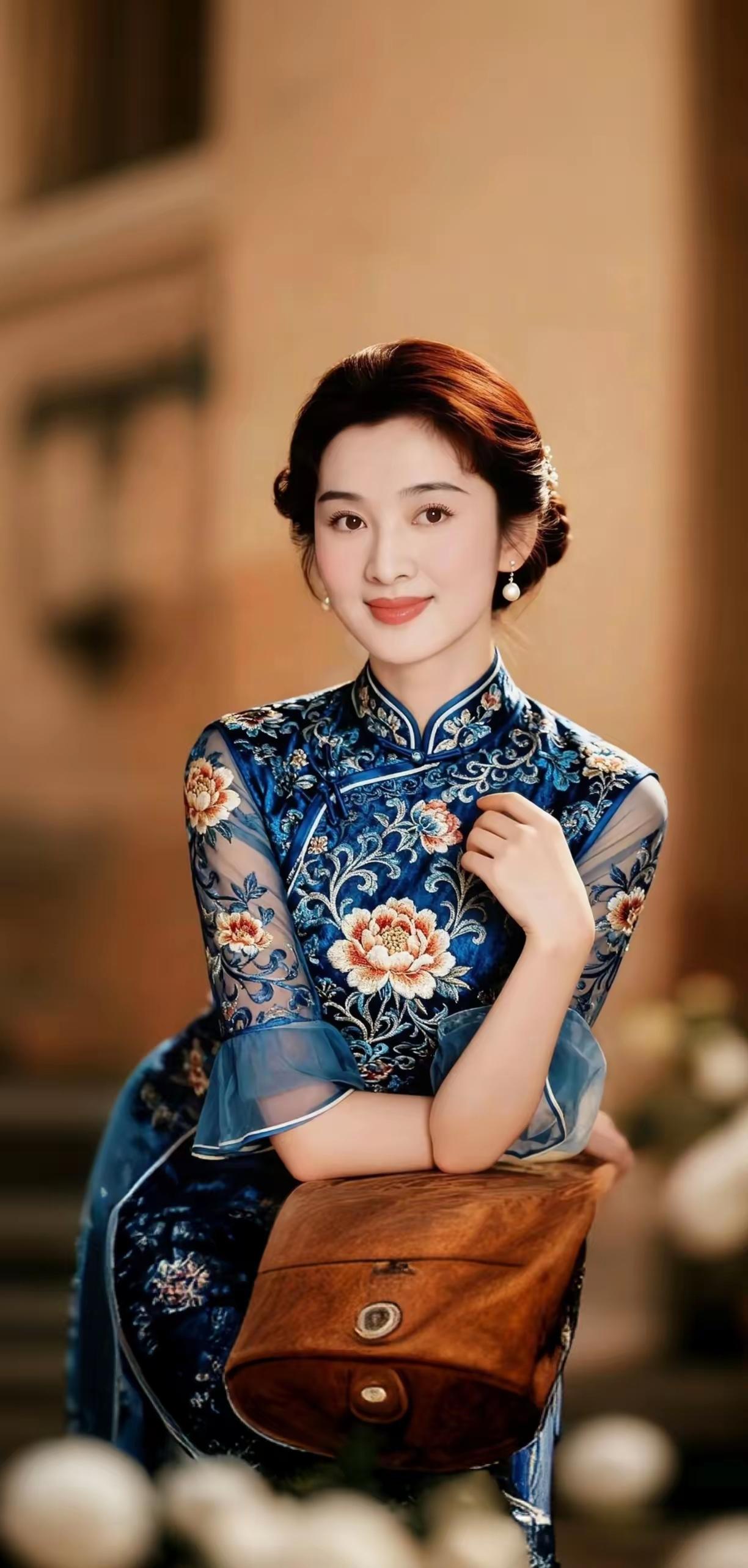 优雅，是岁月赋予的勋章。一件古董珠宝的沉淀，一条丝巾的褶皱故事，都在诉说时光的珍