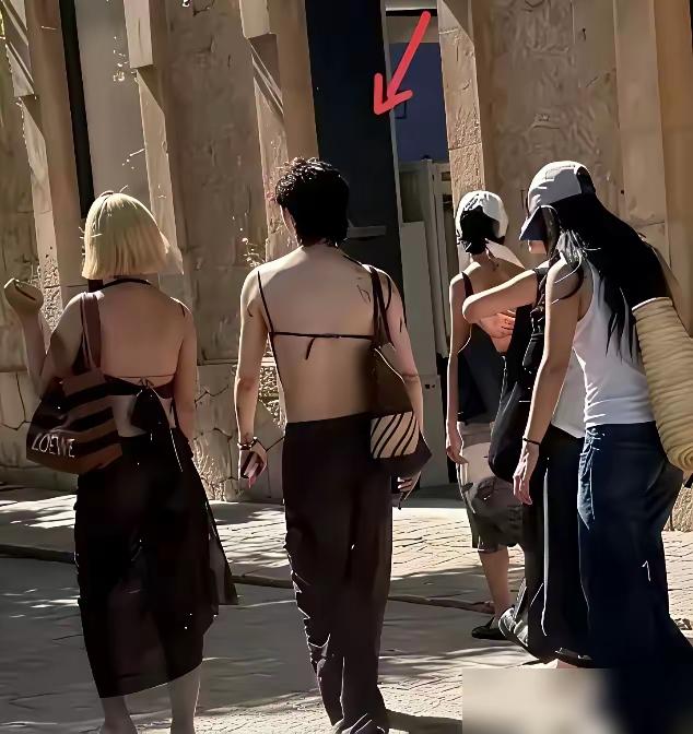 穿衣服是个人自由，但不要辣公众的眼睛。