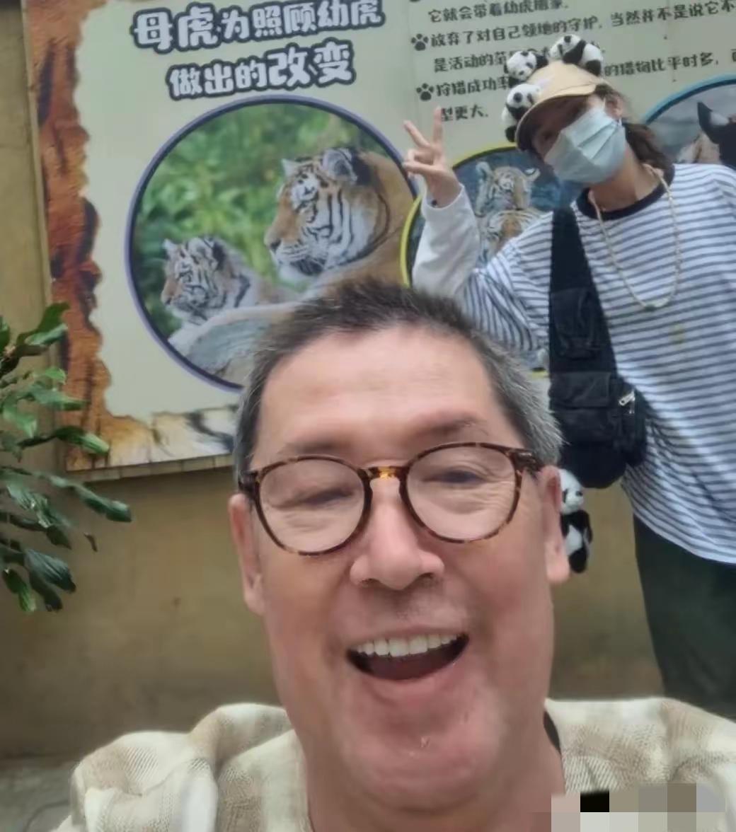 郭碧婷爸爸真是个宝藏男孩，自从在网上怼完向太之后，彻底放飞自我，尽情享生活，