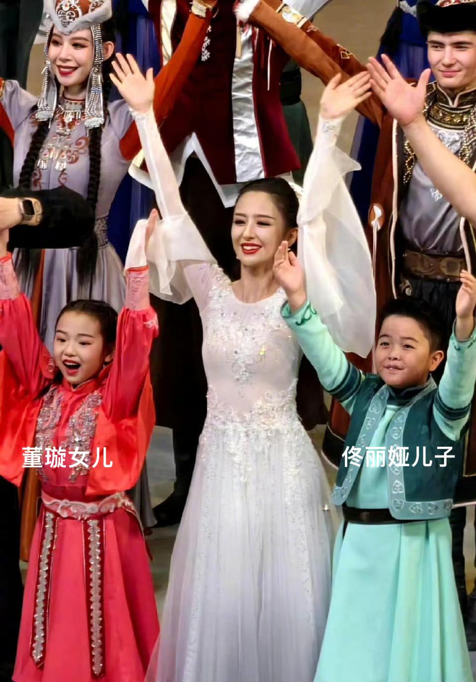 董璇女儿与佟丽娅儿子同框跳舞小酒窝很美，长得像爸爸高云翔佟丽娅儿子完全遗传了