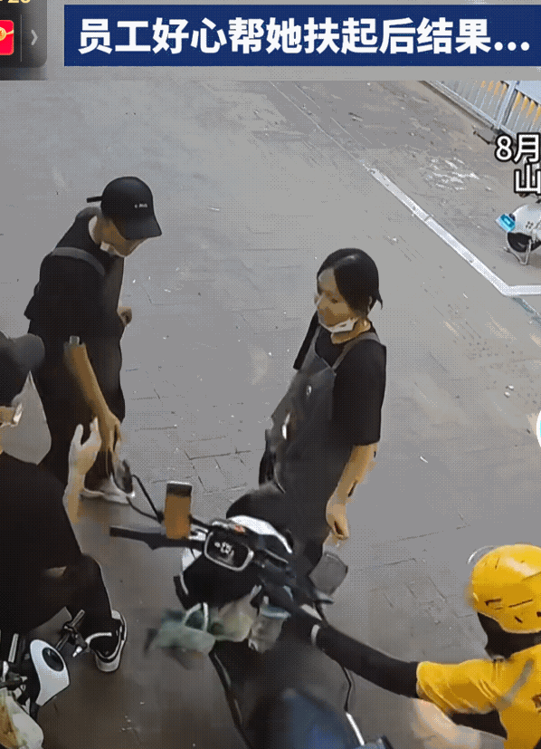 好疗愈啊！不知怎么搞的，一外卖小哥在推电车时，误拧到电把手，电动车立刻“嗖”的一