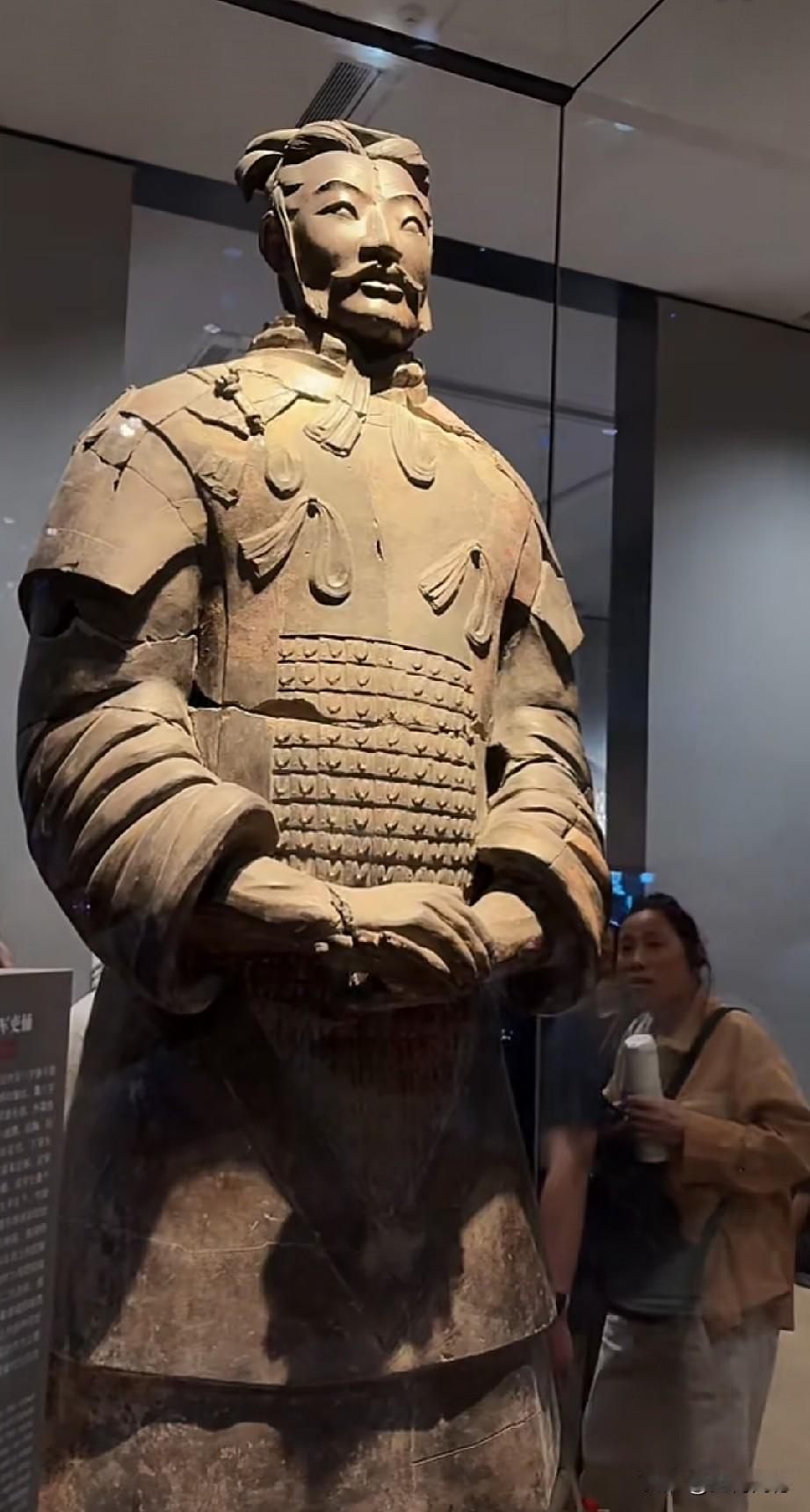 秦始皇兵马俑中最高大的俑，是将军俑，身高达到1米98，远远超过了现在平均人的身高