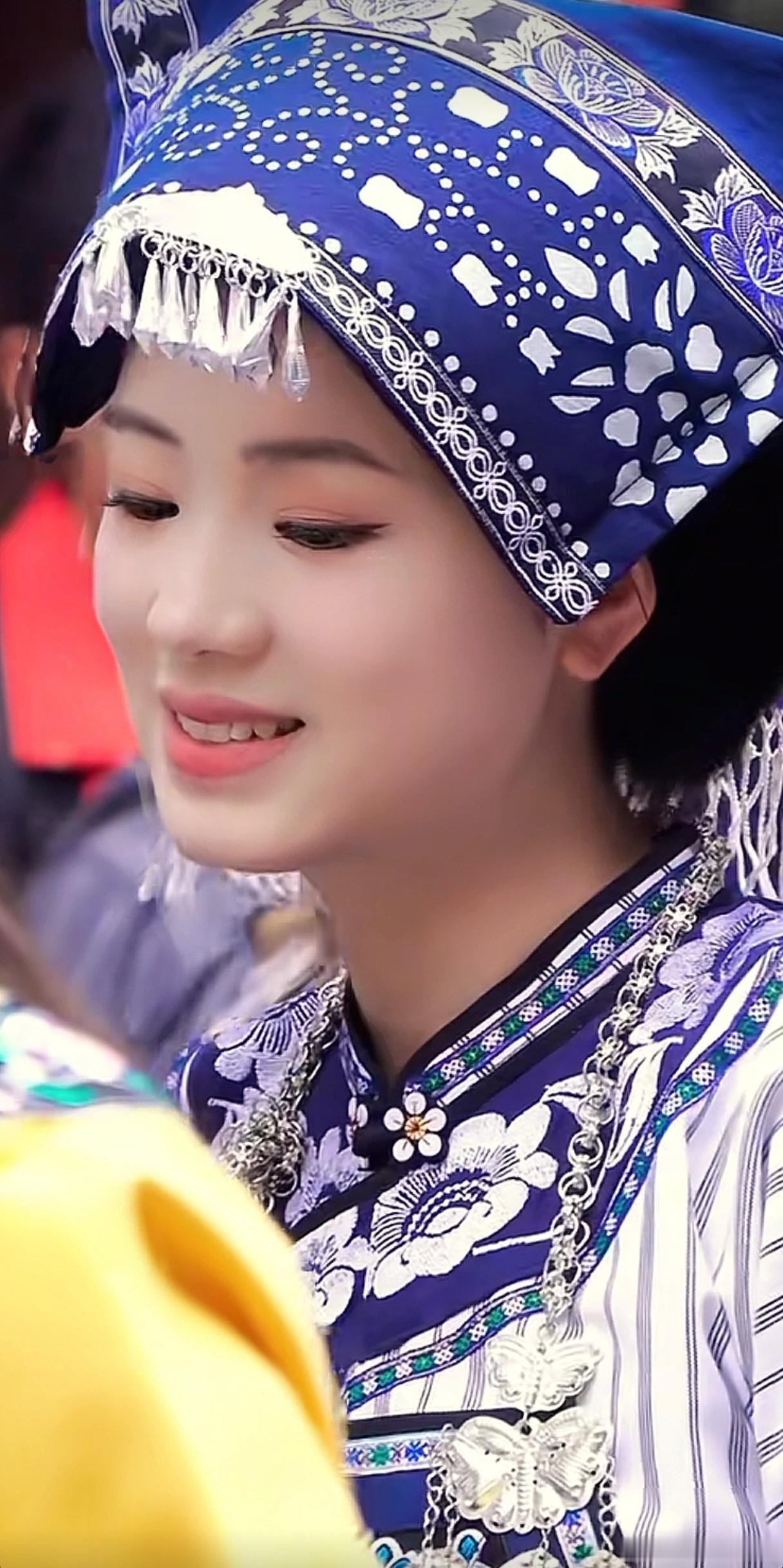 小姐姐时尚穿搭情暖少数民族女孩