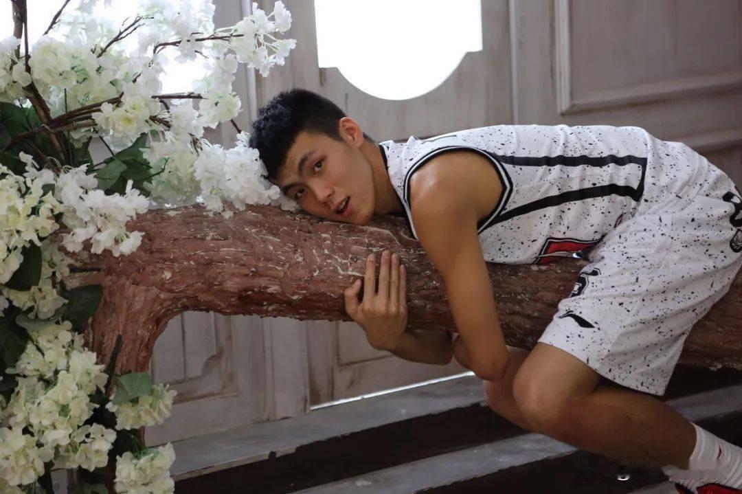 庞峥麟收到建议！中国男篮对阵塞尔维亚球队的比赛中，庞峥麟表现让人过目难忘！不少