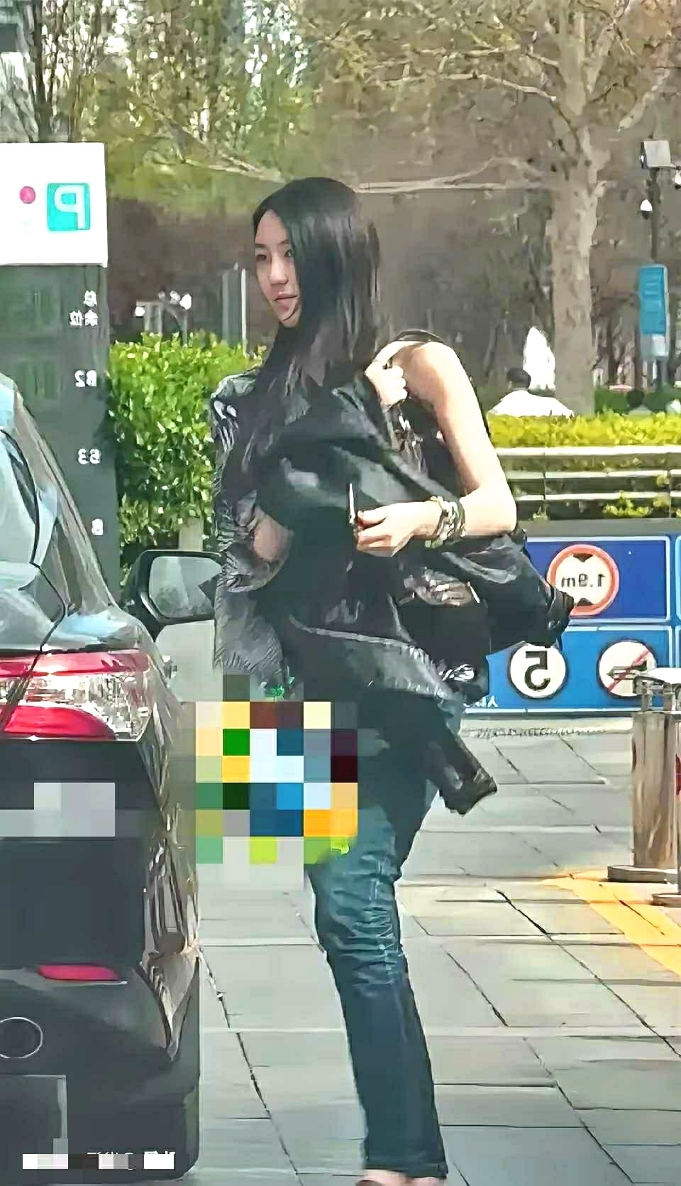 王菲的女儿居然变得那么漂亮了，万万没有想到啊。