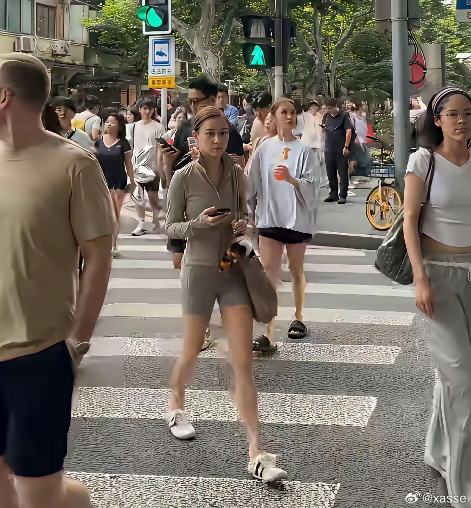 上海街头看到的何超莲。瘦瘦小小的。