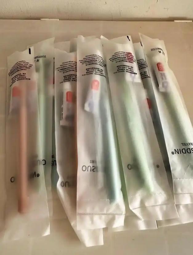 如果不是央视记者卧底暗访，这事还要瞒我们多久？堆积如山的废旧化工桶、破拖鞋，在作