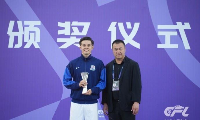 未来可期！据《咪咕足球报道，上海申花球员混血王汉龙打进25球荣膺U21联赛最佳射