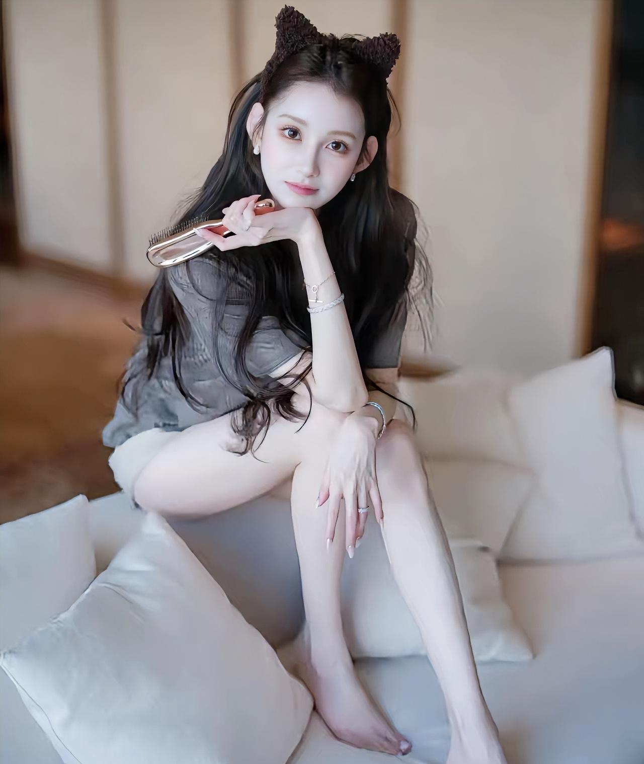 看看我美吗？都说我的眼睛好看，但我觉的我的脚最好看