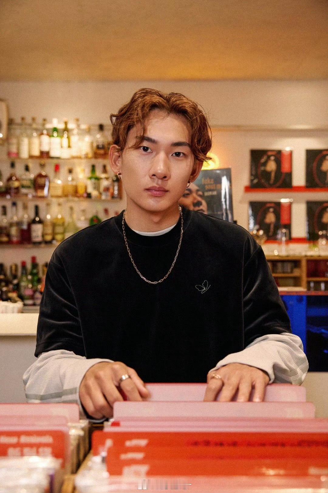 寻找开幕式中的苏翊鸣苏翊鸣给中国观众最深的印象可能是“奥运冠军”，但其实他也有