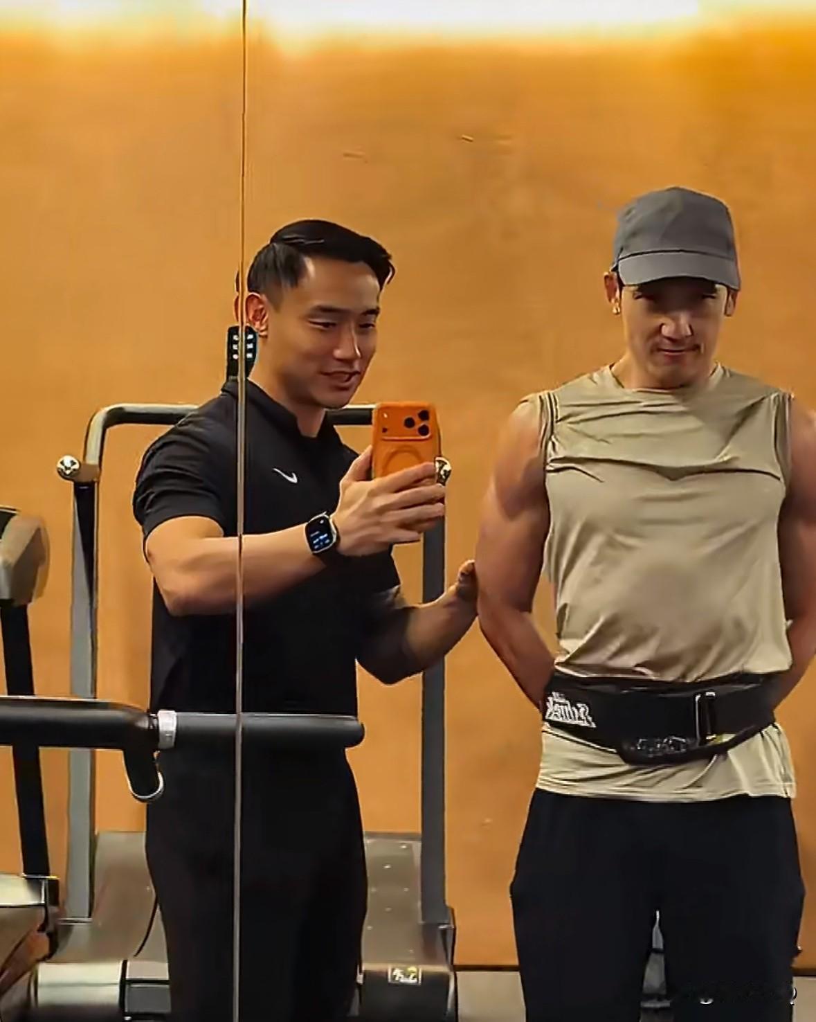 这是阿sa的健身教练男友啊，站在关智斌旁边完全被关智斌秒杀了。虽然他比关智斌小1