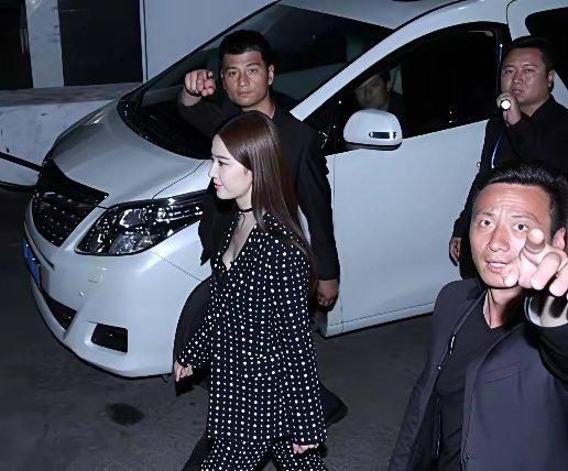 说你呢！不许拍