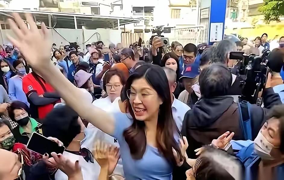 有人给郑丽文指了条路。说白了，就是劝她别在国民党这棵树上吊死。人家给她出