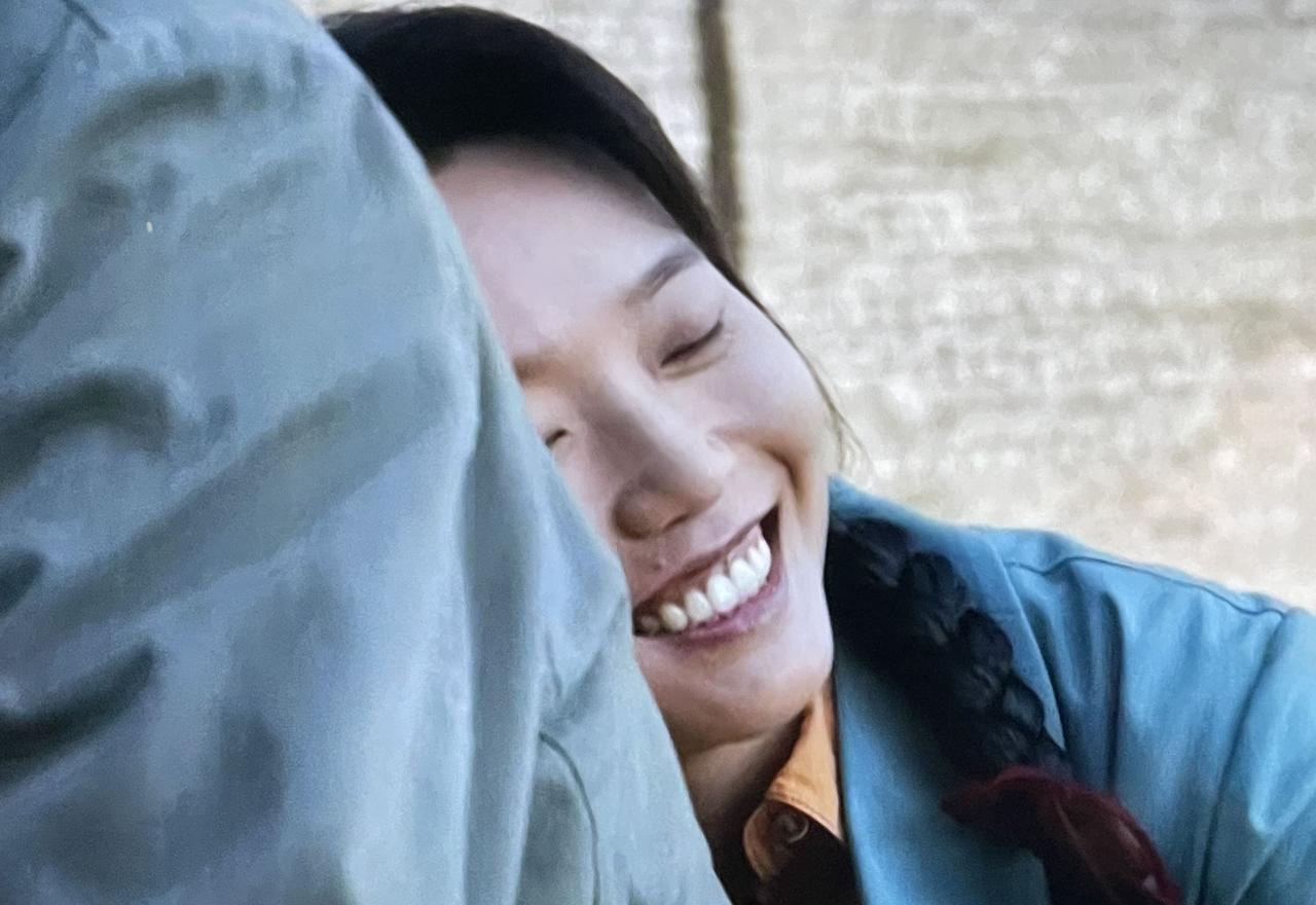 选梅婷还是李雪琴？你纠结的根本不是女人，是下半辈子活法！选梅婷，是擦干净她哭