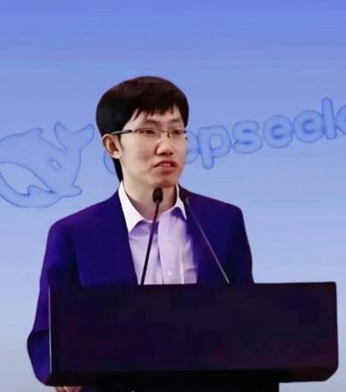 DeepSeek创始人梁文峰再次语出惊人！他说：“我们经常说中国AI和美国有一两
