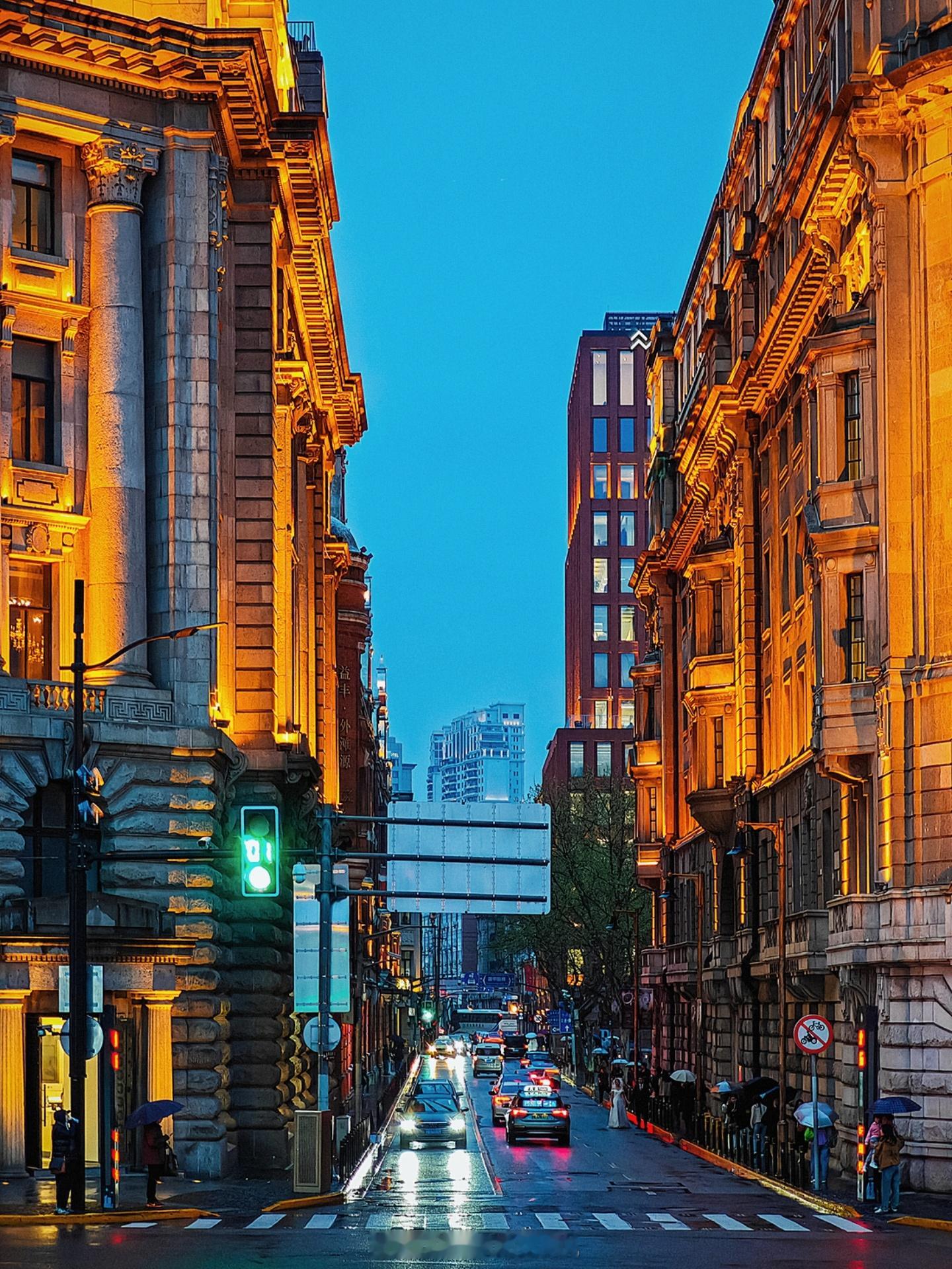 上海的夜景还是太领先了，尤其外滩遥望陆家嘴，一边是新世纪的科技和光辉，一边是上世纪的荣光与积淀，保证