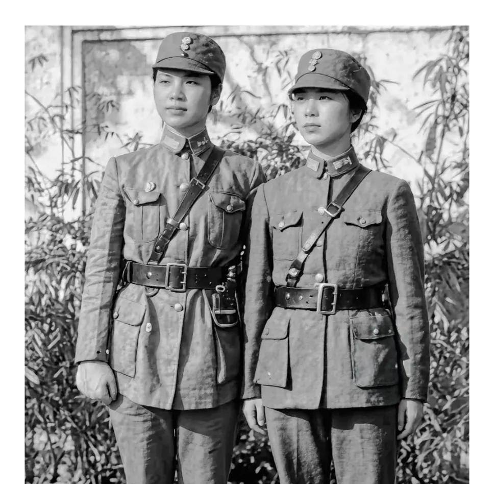 这张照片，是两个国民党军统女兵的合影，虽然照片是黑白色的，但也毫不影响她们的青春