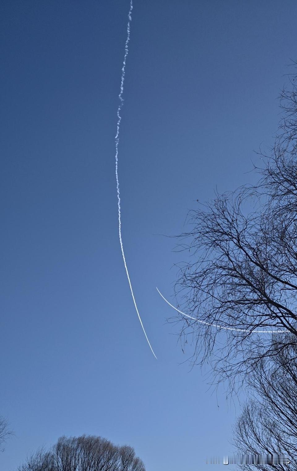 歼20平时是这样练习的....第一张图上方飞机为a，下方飞机为b，这俩应该是