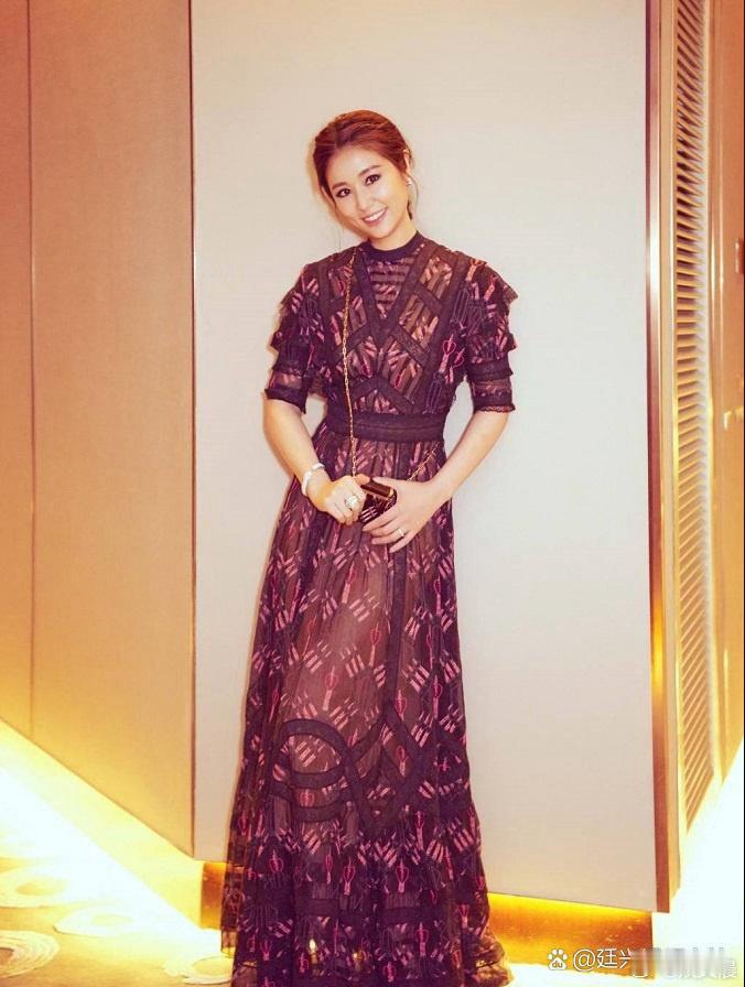 林心如完全无惧岁月韵味，一袭红黑薄纱长裙优雅大方，身姿曼妙，气质格外迷人。
