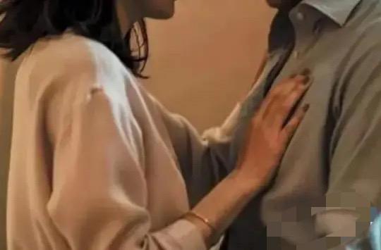 上海奉贤一已婚男子，约情人在他的出租屋里办事儿，两人一起洗完澡躺床上，情人却说头
