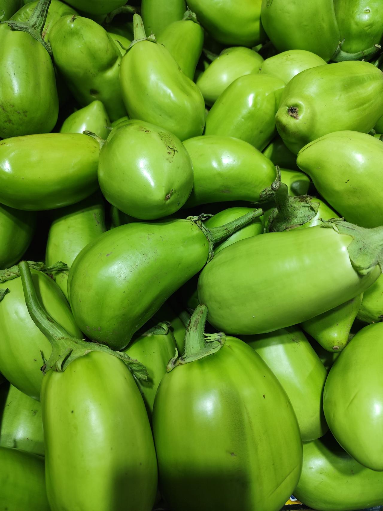 春天是一年好时节，新鲜蔬菜水果大量上市，丰富了人民的生活内容。