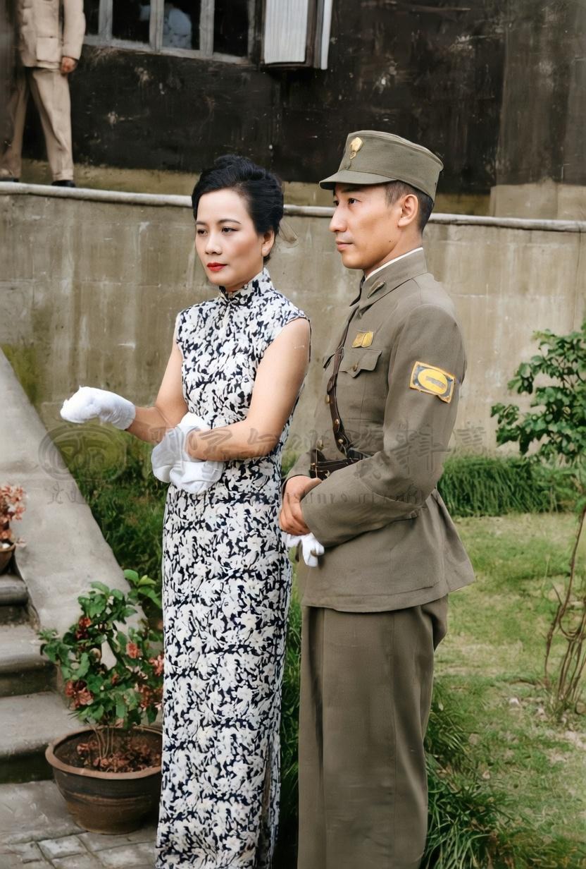 1950年，宋美龄与蒋纬国亲密合影，宋美龄身着花纹旗袍、白手套，姿态倨傲，蒋纬国