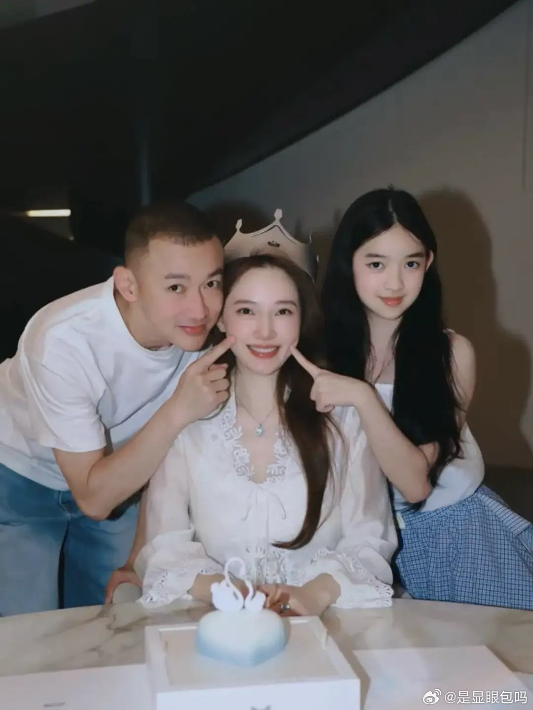 秦子越晒一家三口合照庆生，聂远送老婆超大鸽子蛋钻戒，好宠妻！​​​