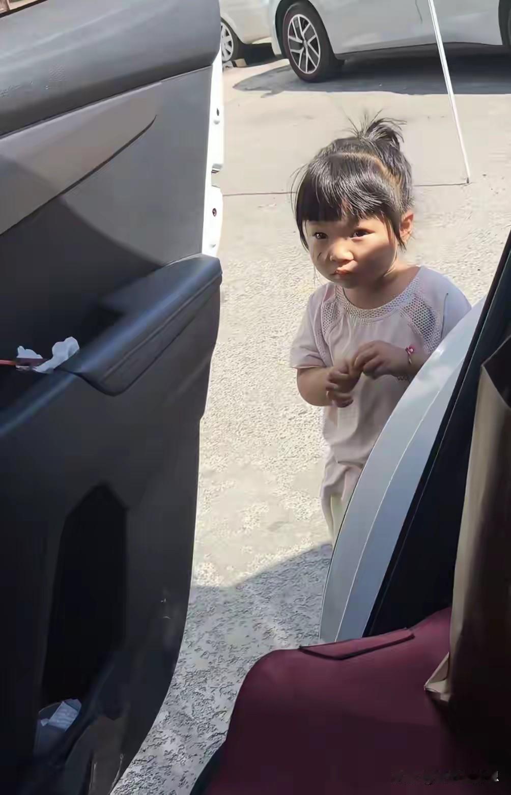 昨天在服务区我女儿跟她爸爸要去卫生间，女儿在去卫生间回来上车之后，对我说“妈妈这