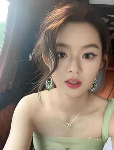 #耳环是找妈妈的#05花黄杨钿甜成人礼佩戴一对疑似价值230万元的祖母绿钻石耳