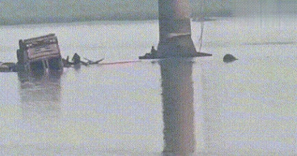 印度又一座大桥垮塌，正值早高峰，死亡超过两位数当地时间7月9日，印度古吉拉特
